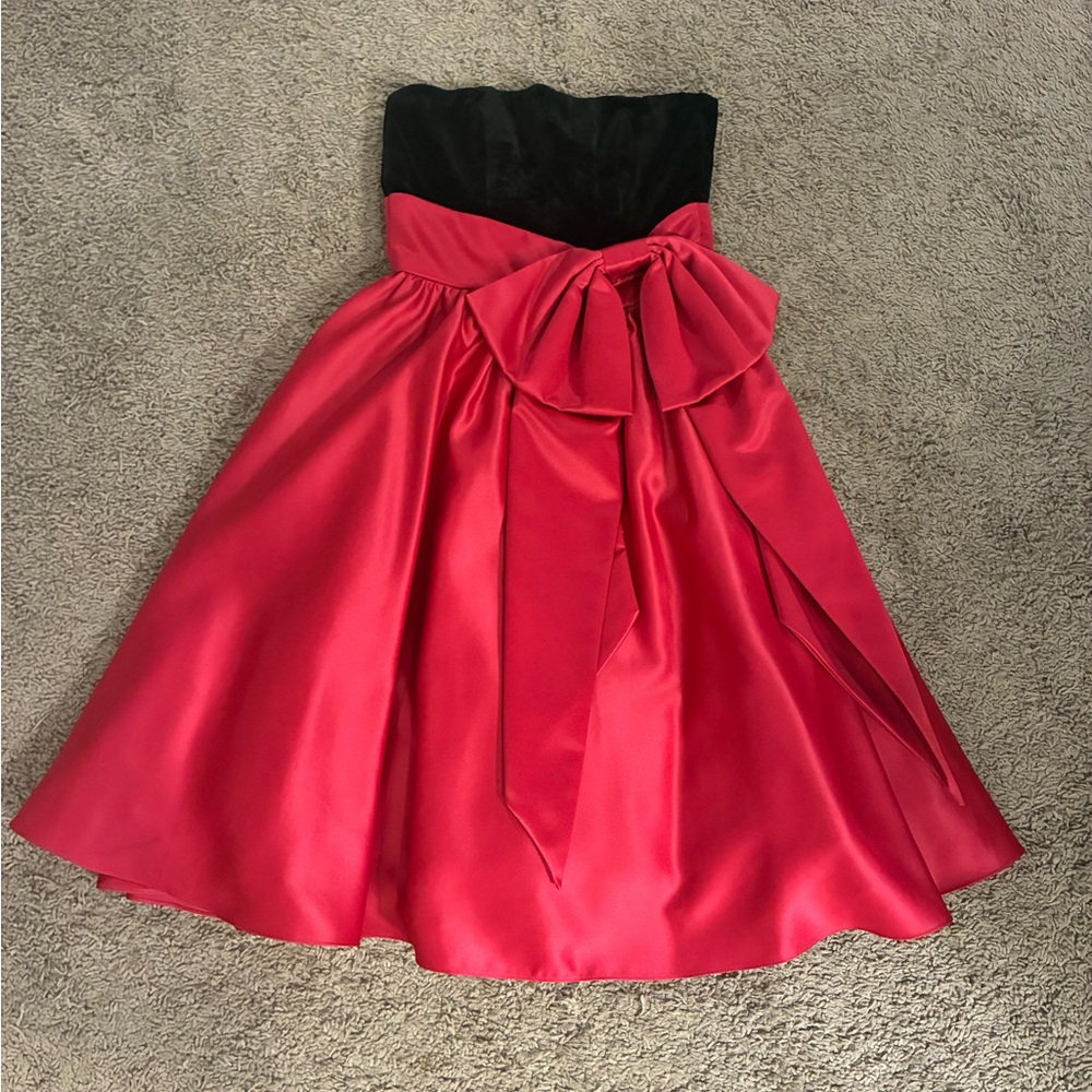 Betsey Johnson Park Central Velvet Magenta Strapless Flare Bow Dress.